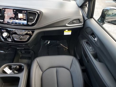 New 2026 Chrysler Pacifica Select image 17
