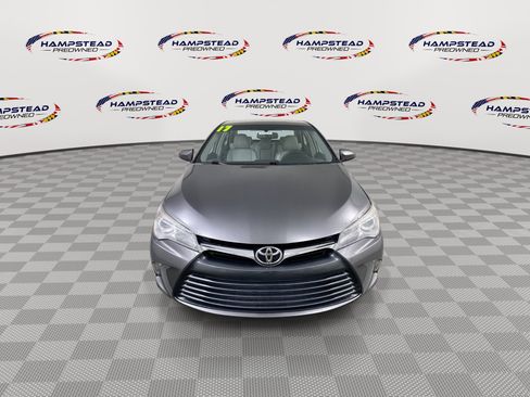 Used 2017 Toyota Camry XLE w/ Moonroof Package FWD image 3