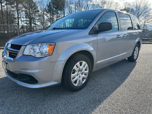 Used 2018 Dodge Grand Caravan SE w/ UConnect Hands-Free Group image 1
