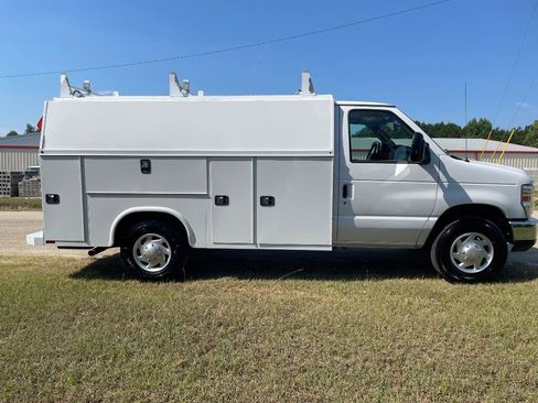Used 2017 Ford E-350 and Econoline 350 Super Duty RWD image 4