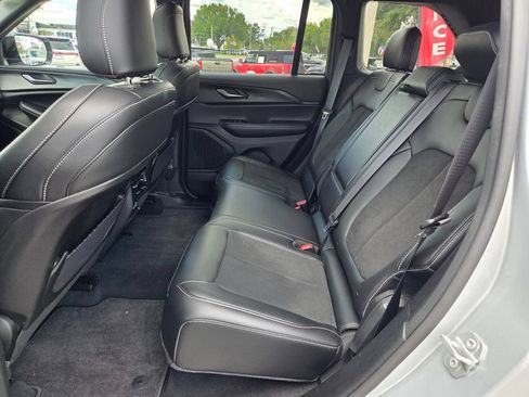 Used 2025 Jeep Grand Cherokee Altitude AWD/4WD image 7