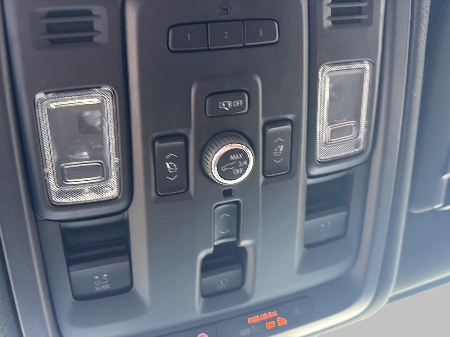 Used 2023 GMC Yukon Denali Ultimate AWD/4WD image 34
