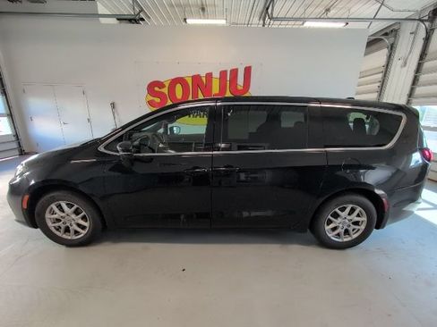 Used 2025 Chrysler Pacifica Select FWD image 2