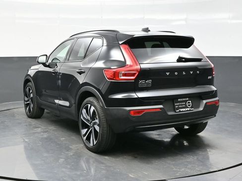 Used 2024 Volvo XC40 B5 Plus image 5