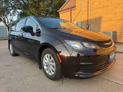 Used 2017 Chrysler Pacifica Touring w/ Tire & Wheel Group FWD image 2