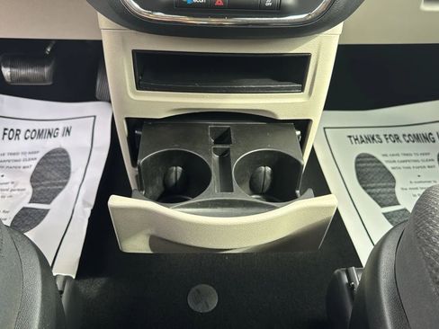 Used 2019 Dodge Grand Caravan SE w/ UConnect Hands-Free Group FWD image 19