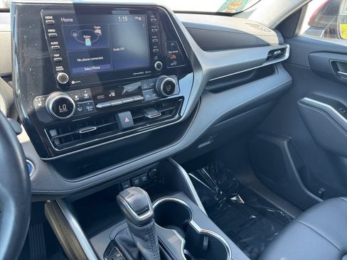 Certified 2020 Toyota Highlander XLE AWD/4WD image 29