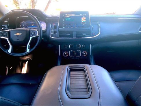 Used 2023 Chevrolet Suburban LT w/ Luxury Package image 16