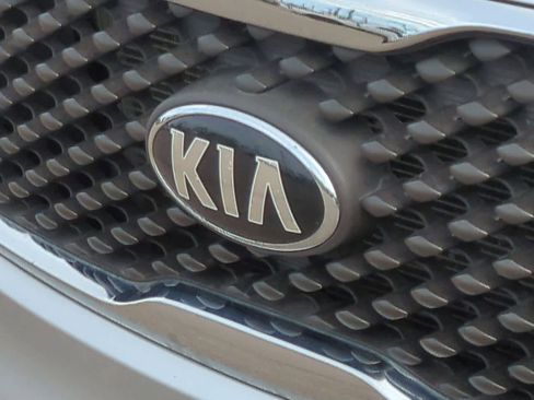 Used 2017 Kia Sorento FWD image 10
