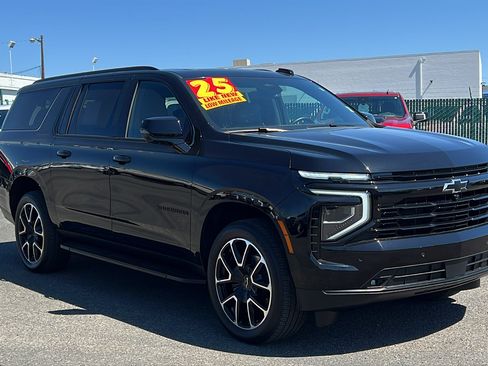Certified 2025 Chevrolet Suburban RST w/ Comfort Package AWD/4WD image 3