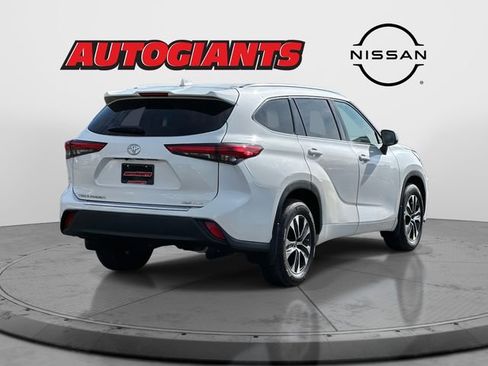 Used 2021 Toyota Highlander XLE image 2