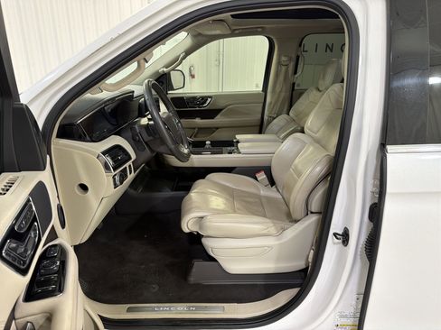 Used 2019 Lincoln Navigator Select w/ Cargo Package image 11