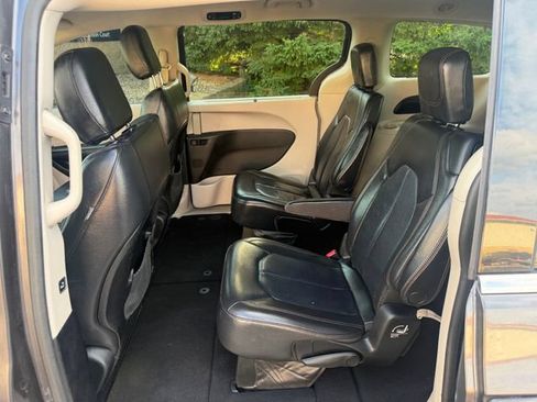Used 2017 Chrysler Pacifica Touring-L w/ Tire & Wheel Group FWD image 7