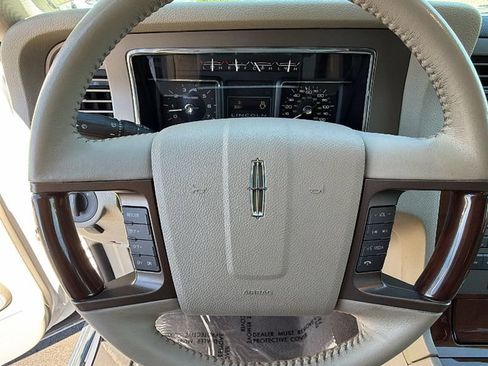 Used 2014 Lincoln Navigator 4WD image 18