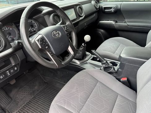 Used 2019 Toyota Tacoma TRD Off-Road w/ Technology Package AWD/4WD image 10