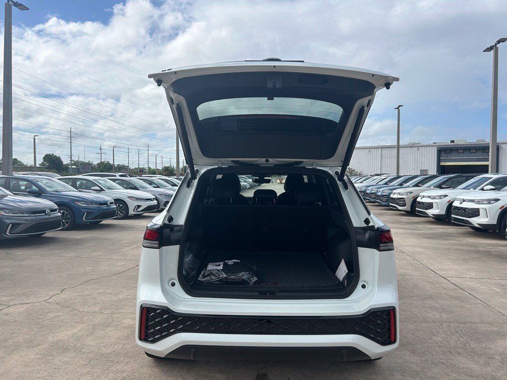 New 2026 Volkswagen Tiguan SE R-Line FWD image 42