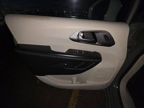 Used 2022 Chrysler Pacifica Touring-L w/ Uconnect Theater Family Group FWD image 9