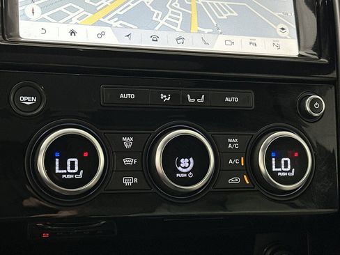 Used 2020 Land Rover Discovery HSE image 23