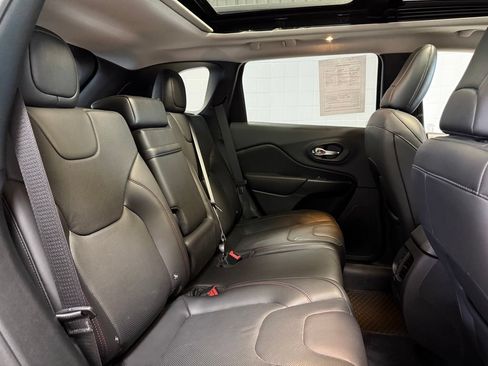 Used 2019 Jeep Cherokee Trailhawk AWD/4WD image 22