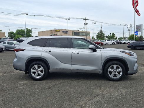 Used 2024 Toyota Highlander LE AWD/4WD image 8