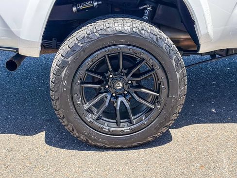Used 2017 Toyota Tacoma TRD Sport AWD/4WD image 12
