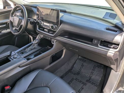 Used 2025 Toyota Grand Highlander AWD image 28