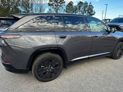 Used 2024 Jeep Wagoneer Launch Edition image 8