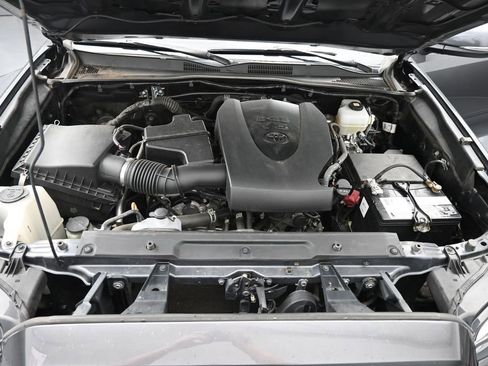 Used 2022 Toyota Tacoma TRD Off-Road AWD/4WD image 14