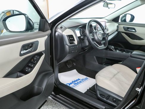 Used 2024 Nissan Rogue SV FWD image 3