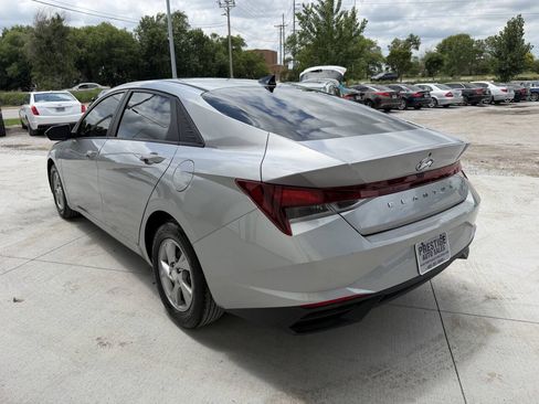 Used 2021 Hyundai Elantra SE FWD image 5
