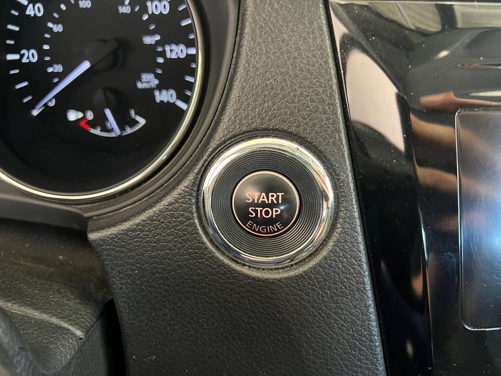 Used 2016 Nissan Rogue SV AWD/4WD image 18