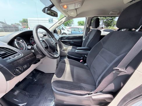 Used 2019 Dodge Grand Caravan SE w/ UConnect Hands-Free Group FWD image 13