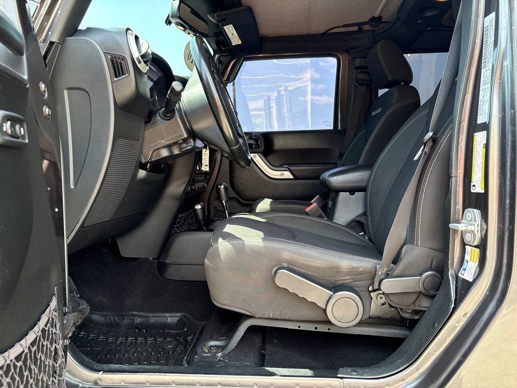 Used 2016 Jeep Wrangler Unlimited Sahara w/ Connectivity Group AWD/4WD image 18