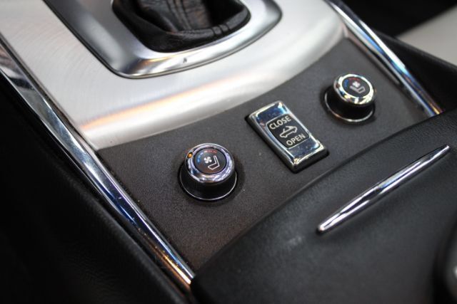 Used 2015 INFINITI Q60 Convertible w/ Premium Package RWD image 18