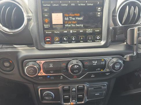 Used 2022 Jeep Wrangler Unlimited Sahara AWD/4WD image 12