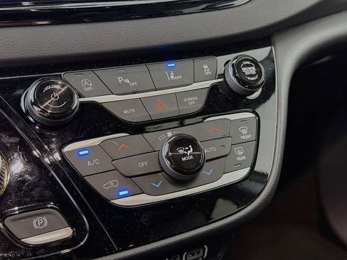 Used 2025 Chrysler Pacifica Select FWD image 18