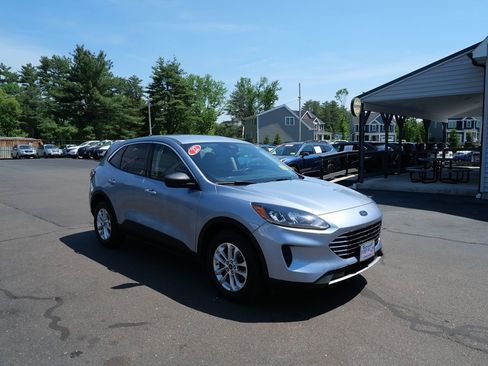 Used 2022 Ford Escape SE w/ Cold Weather Package AWD/4WD image 2