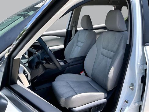 Certified 2025 Nissan Rogue SV FWD image 8