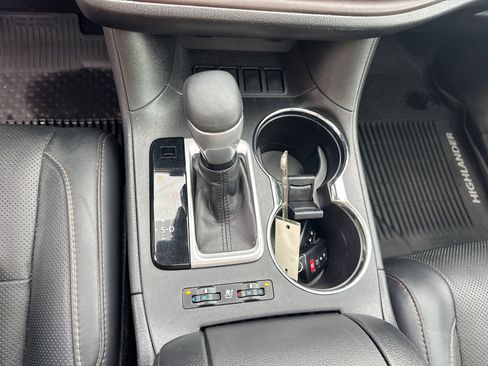 Used 2019 Toyota Highlander Limited FWD image 19