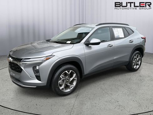 Used 2025 Chevrolet Trax LT FWD image 1