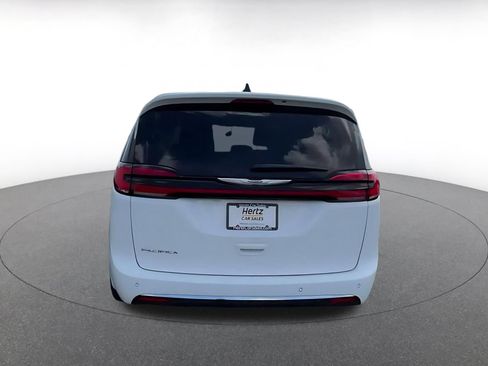 Used 2024 Chrysler Pacifica Touring-L FWD image 10