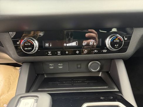 New 2025 Mitsubishi Outlander SE image 19