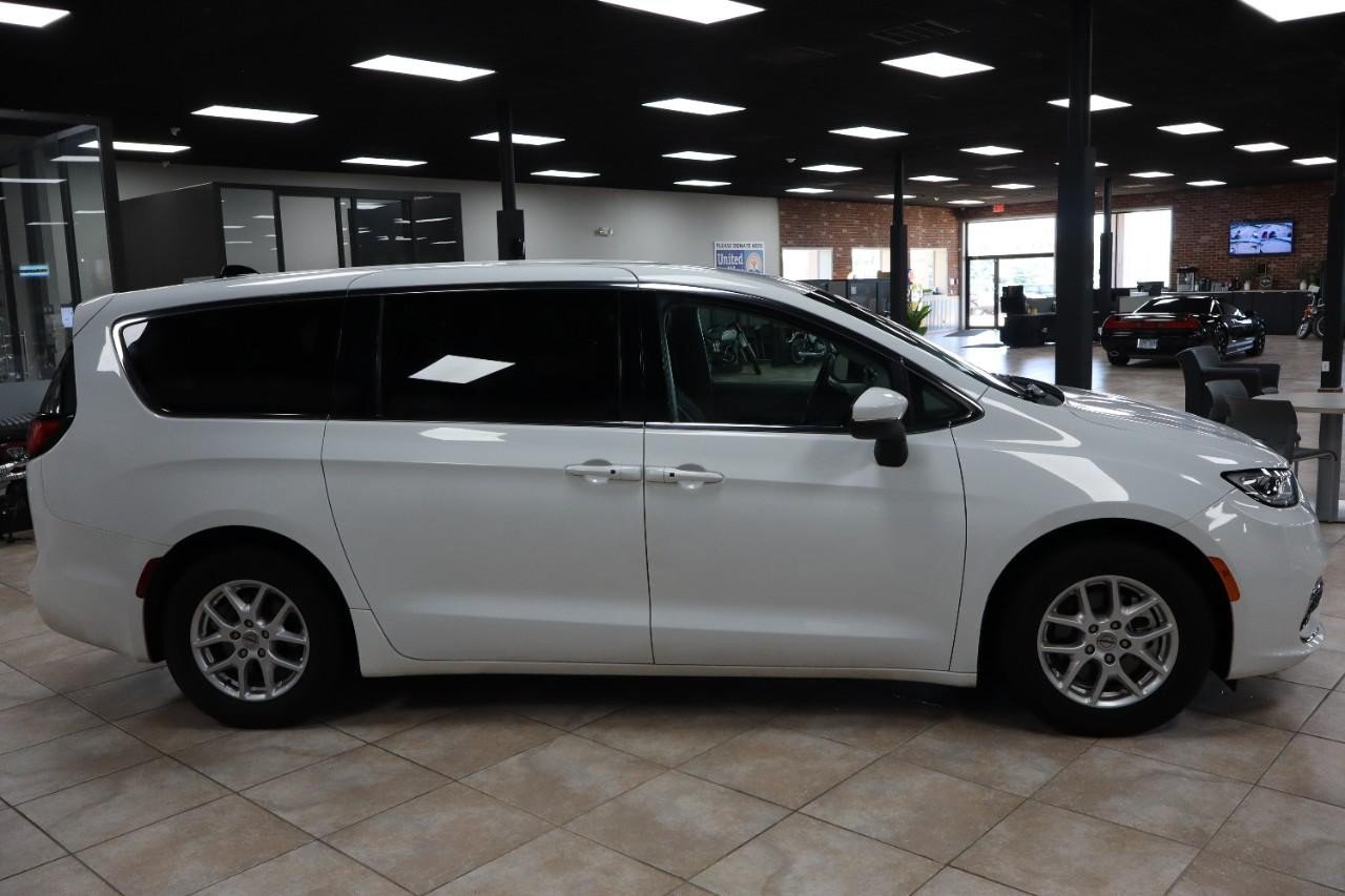 Used 2023 Chrysler Pacifica Touring-L FWD image 6