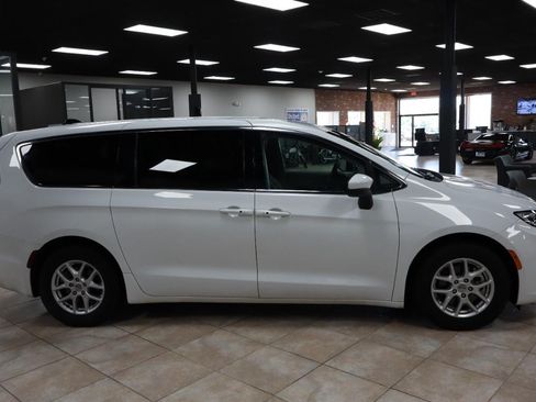 Used 2023 Chrysler Pacifica Touring-L FWD image 6