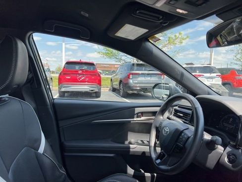 Used 2025 Toyota Camry SE image 33