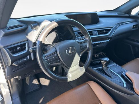 Used 2020 Lexus UX 200 image 11