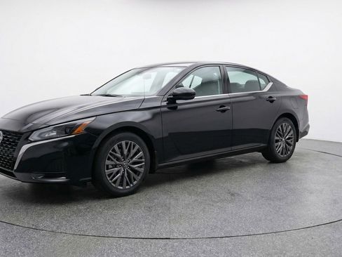 Used 2025 Nissan Altima 2.5 SV image 3