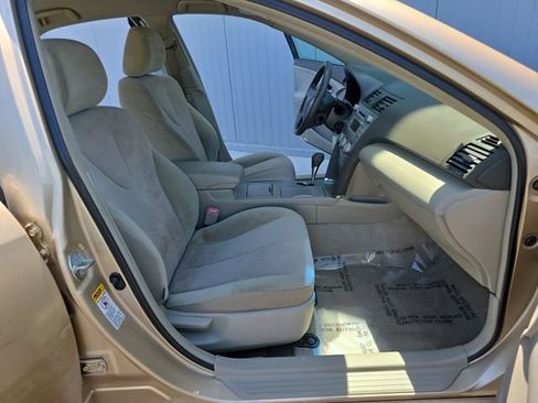 Used 2010 Toyota Camry LE FWD image 13