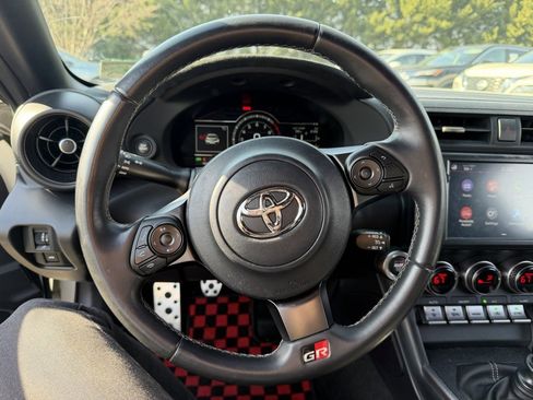Used 2023 Toyota GR86 Premium w/ ALL Weather Mat Package (TMS) image 9