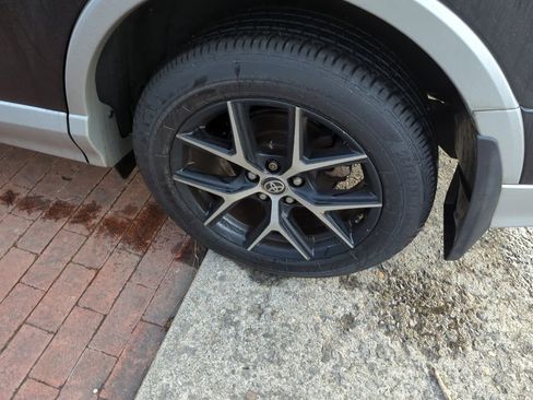 Used 2016 Toyota RAV4 SE image 6